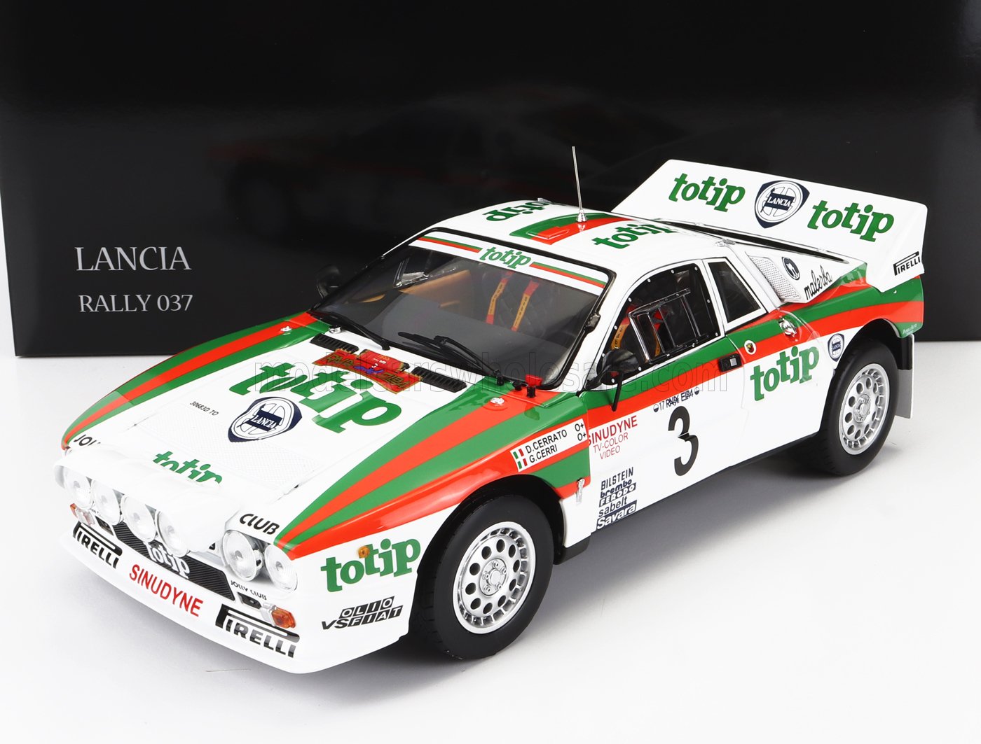 Voiture de course Lancia Rally 037 blanche avec logo Totip vert et rouge, disponible sur Vroomi
