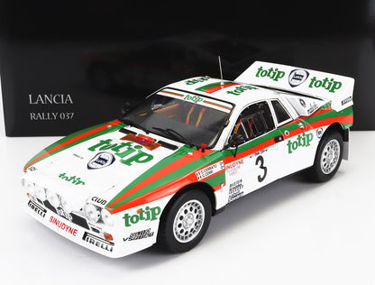 Voiture de course Lancia Rally 037 blanche avec logo Totip vert et rouge, disponible sur Vroomi