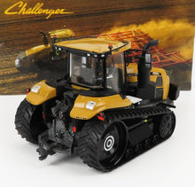 Modèle réduit détaillé du tracteur Challenger jaune avec chenilles en caoutchouc présenté dans un décor agricole, disponible sur Vroomi.