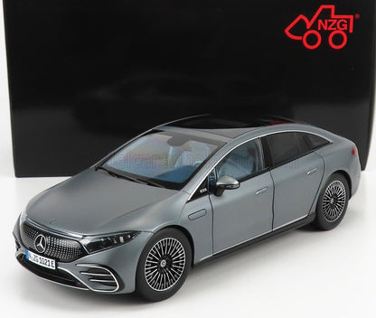 Modèle réduit Mercedes-Benz EQS gris mat à l'échelle 1:18 avec calandre détaillée et jantes en alliage modernes, disponible via Vroomi.