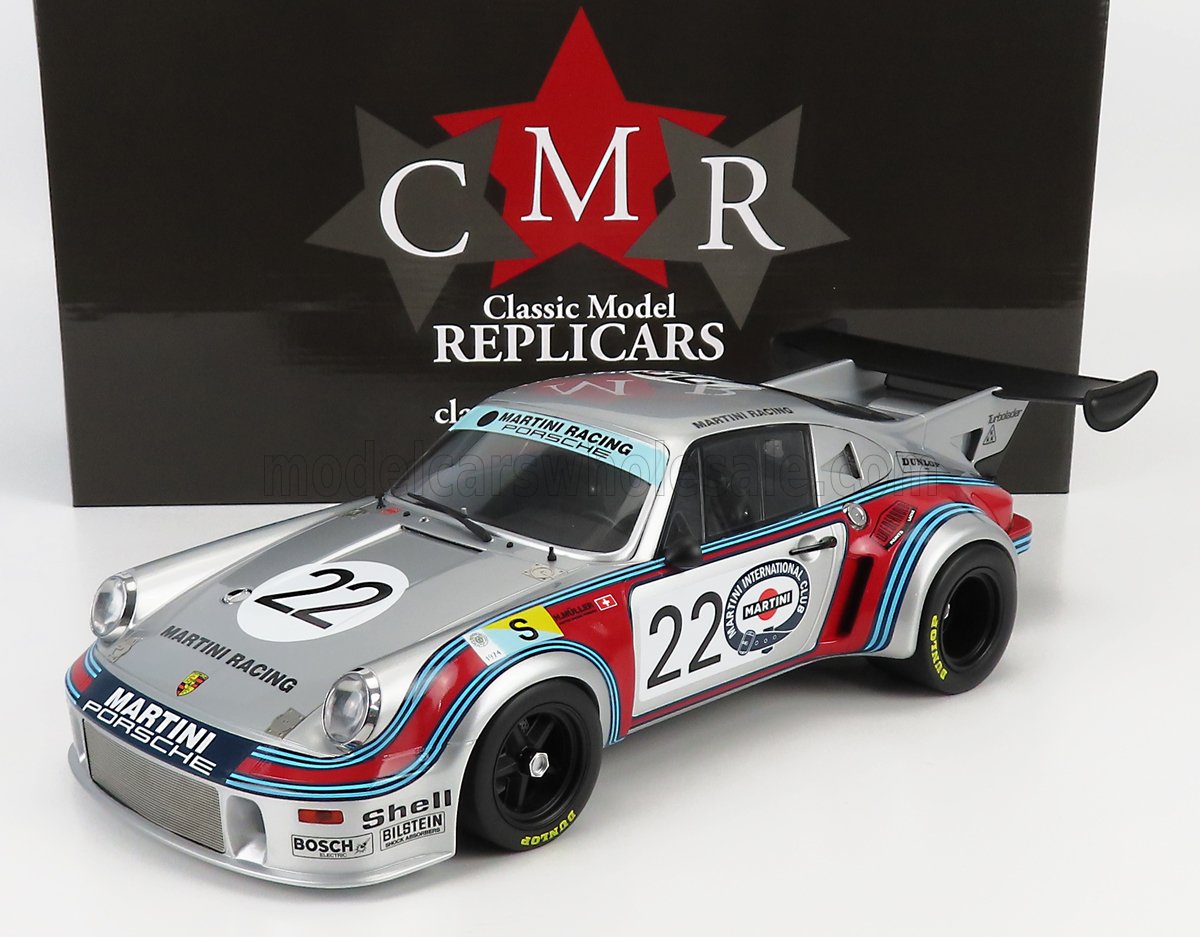 Modèle réduit de voiture de rallye Martini Racing Porsche 22 avec autocollants des sponsors dans une boîte Classic Model Replicars, disponible sur Vroomi.