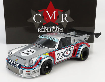 Modèle réduit de voiture de rallye Martini Racing Porsche 22 avec autocollants des sponsors dans une boîte Classic Model Replicars, disponible sur Vroomi.