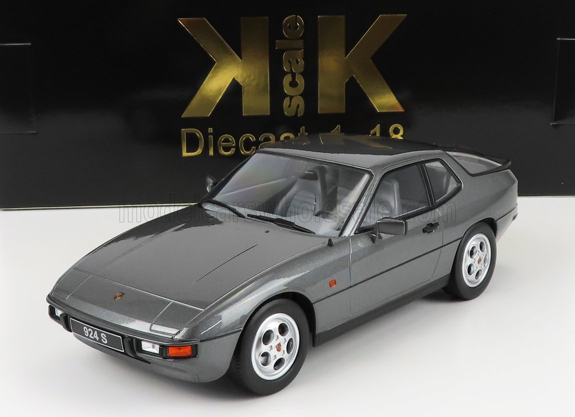 Modèle réduit de voiture Porsche 924 S gris à l'échelle 1:18 avec roues blanches, disponible sur Vroomi