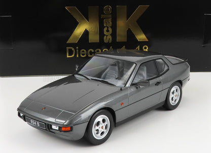 Modèle réduit de voiture Porsche 924 S gris à l'échelle 1:18 avec roues blanches, disponible sur Vroomi