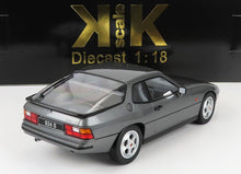 Modèle réduit Porsche 924 S gris moulé sous pression à l'échelle 1:18, vue arrière détaillée, disponible sur Vroomi