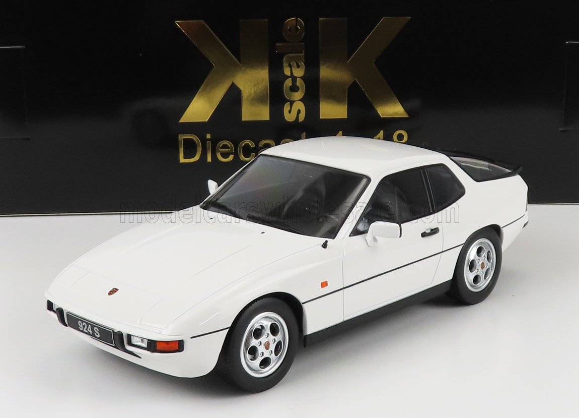 Modèle réduit de voiture Porsche 924 S blanche à l'échelle 1:18, disponible sur la plateforme Vroomi.