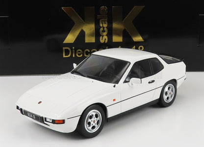 Modèle réduit de voiture Porsche 924 S blanche à l'échelle 1:18, disponible sur la plateforme Vroomi.