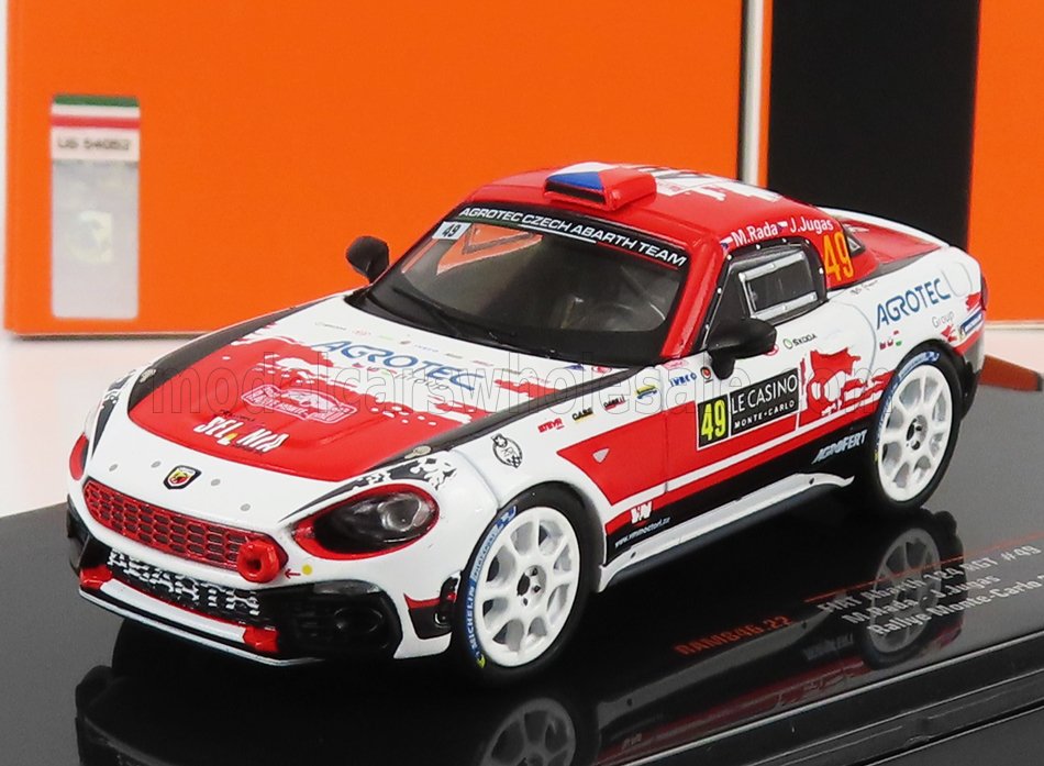 Modèle détaillé de voiture de rallye Abarth rouge et blanche avec décalcomanies de course, présenté sur Vroomi.