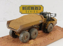 Modèle détaillé 745 de camion-benne patiné sur terrain boueux dans la série Weathered, disponible via Vroomi.
