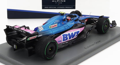 Modèle réduit de la voiture Alpine 2022 d'Esteban Ocon, bleu et rose, disponible sur Vroomi.