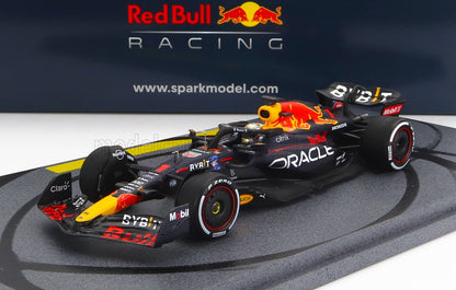 Modèle réduit de voiture Red Bull F1 avec les logos Oracle et Honda, présenté sur un socle noir, désormais disponible sur Vroomi.