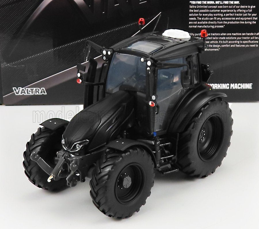 Modèle réduit de tracteur Valtra noir avec cabine détaillée et gros pneus, disponible chez Vroomi collectible cars
