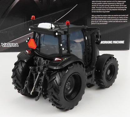Modèle réduit noir du tracteur Valtra avec pneus arrière et équipement détaillés, disponible dans la boutique pour collectionneurs Vroomi.