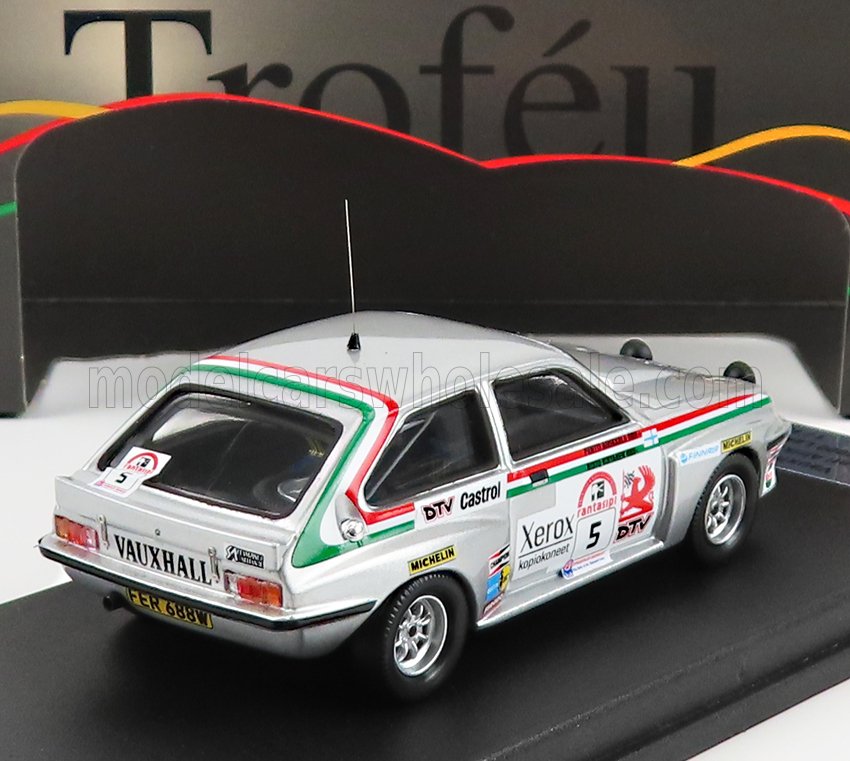 Modèle réduit de voiture de course Vauxhall Firenza argentée avec décalcomanies de rallye et bandes vertes et rouges, présenté chez Vroomi.