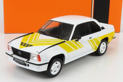 Modèle réduit Opel Ascona blanc avec bandes jaunes sur fond blanc, disponible sur Vroomi