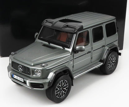 Modèle réduit Mercedes Classe G argenté avec badge V8 et jantes noires, disponible sur la plateforme Vroomi.