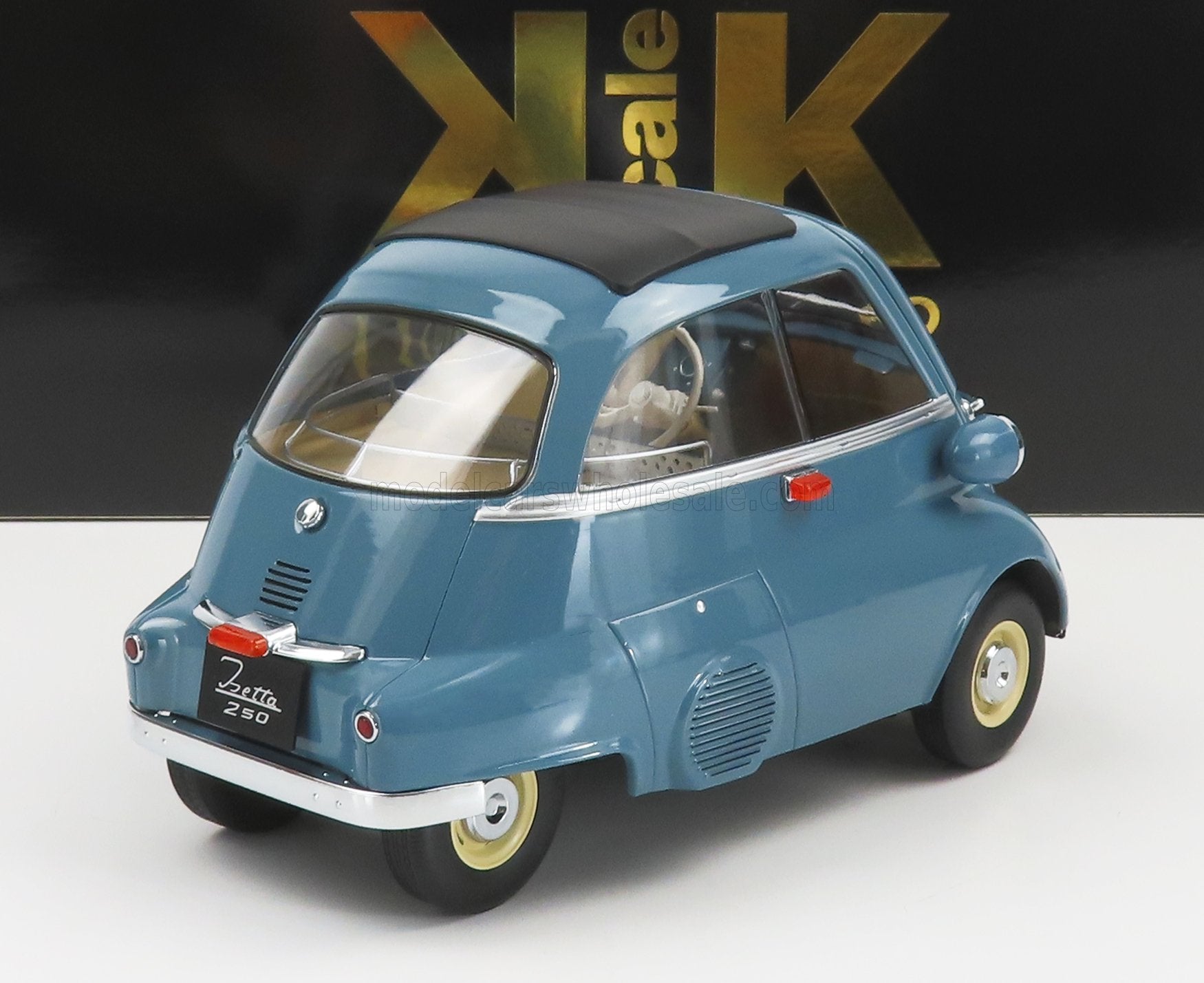 Modèle réduit bleu d'une microvoiture Isetta 250 de 1957 avec toit noir, vue arrière détaillée, proposé sur Vroomi.