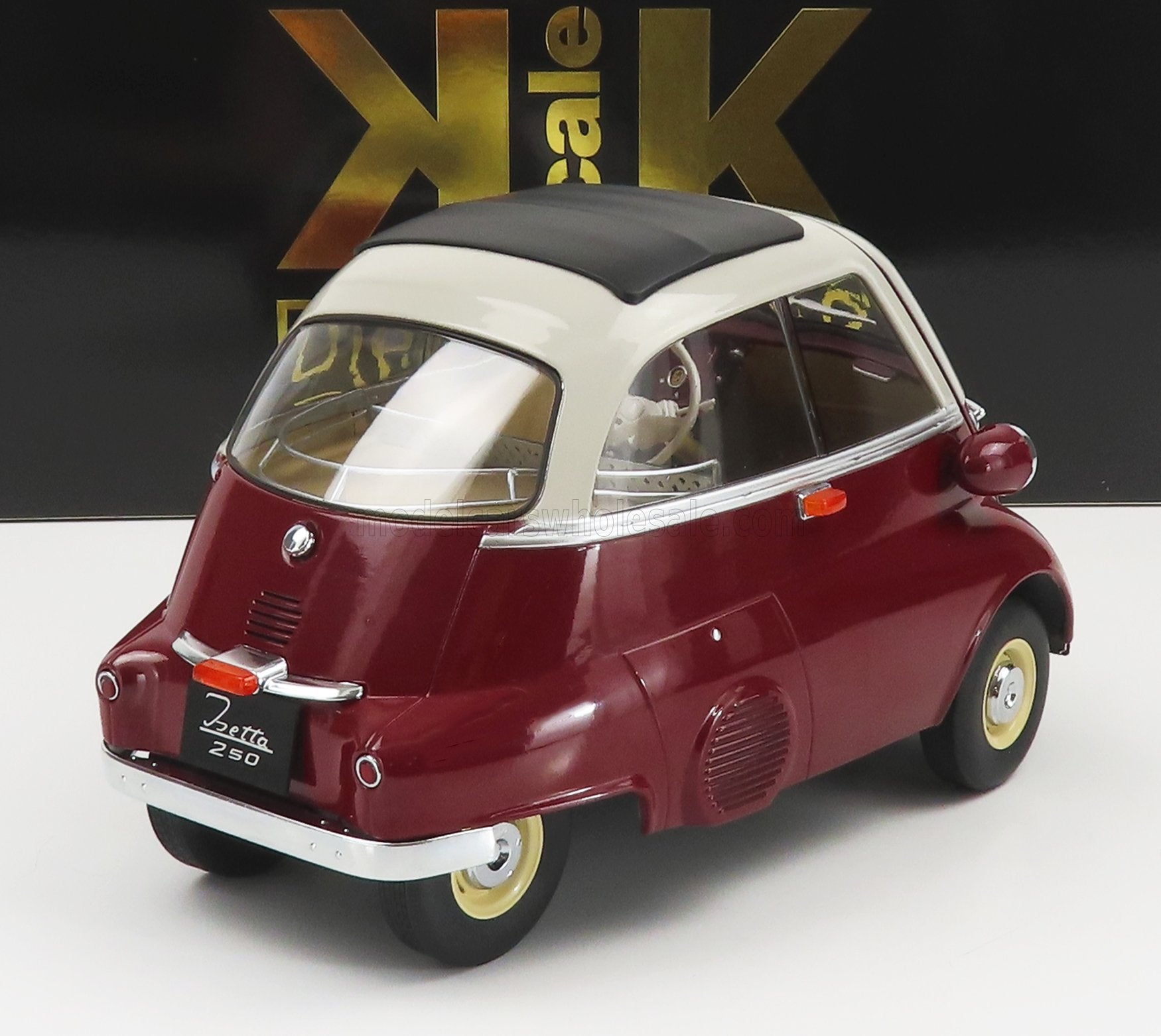 Modèle classique de microvoiture Isetta 250 marron et blanc avec toit noir, disponible sur la plateforme Vroomi.