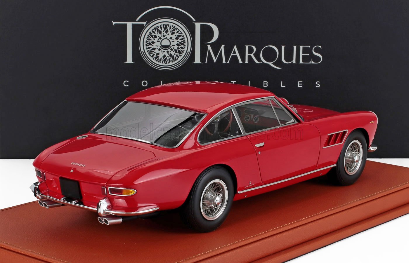 Modèle réduit classique Ferrari rouge présenté sur un socle en cuir avec Top Marques Collectibles, également proposé sur Vroomi.