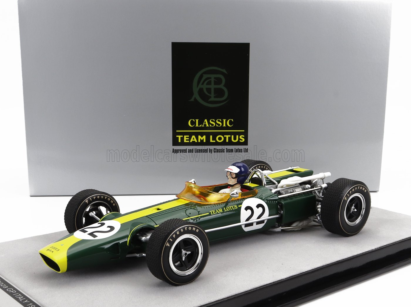 Modèle réduit classique de la Lotus 49 F1 avec figurine de pilote en vert et jaune, présenté sur Vroomi.