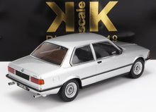 Modèle réduit de voiture BMW 323i argentée à l'échelle 1/18, disponible chez Vroomi.