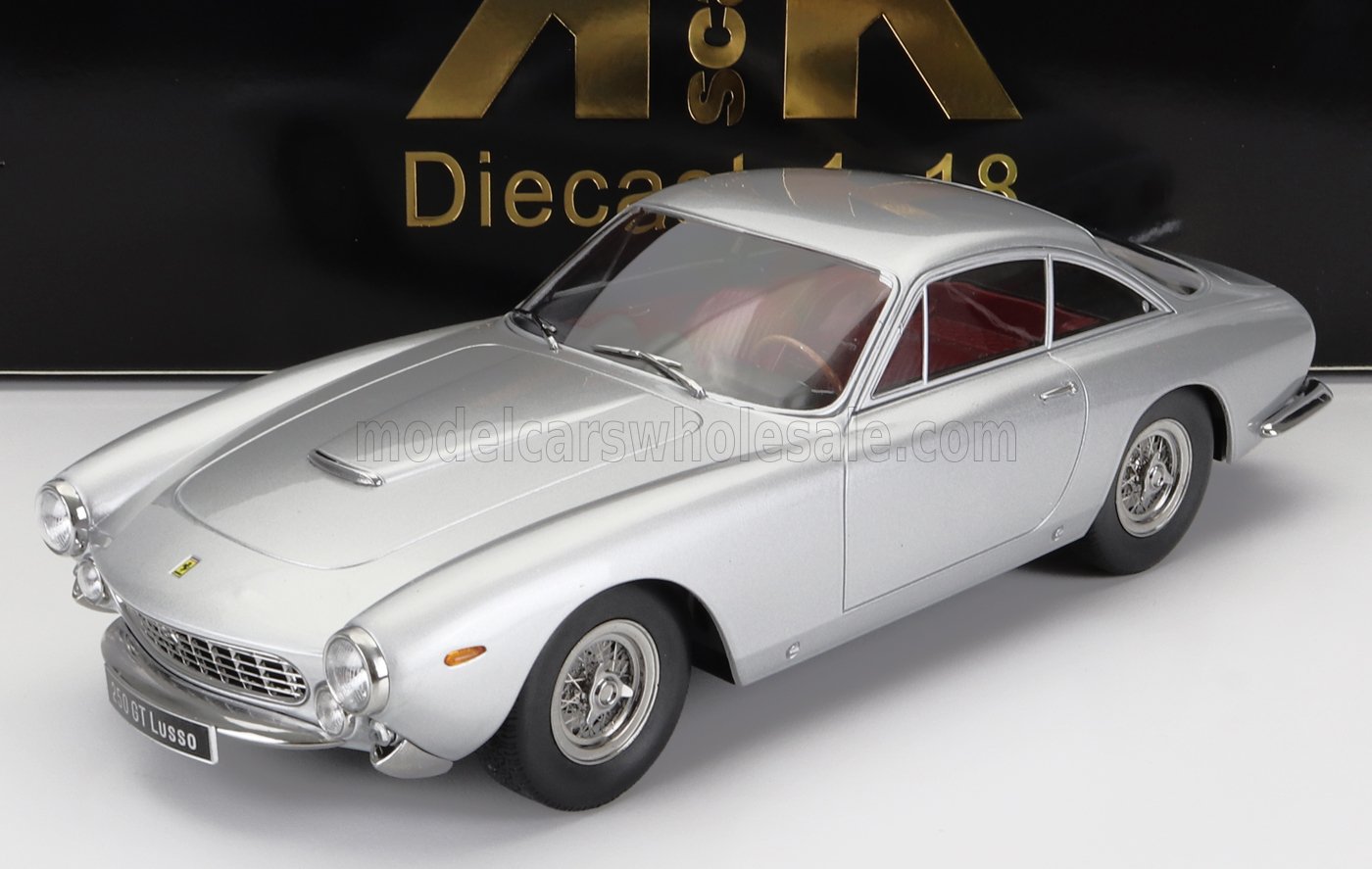 Modèle réduit de voiture Ferrari 250 GT Lusso argenté à l'échelle 1:18 disponible chez Vroomi