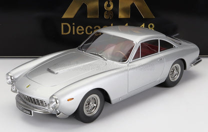 Modèle réduit de voiture Ferrari 250 GT Lusso argenté à l'échelle 1:18 disponible chez Vroomi