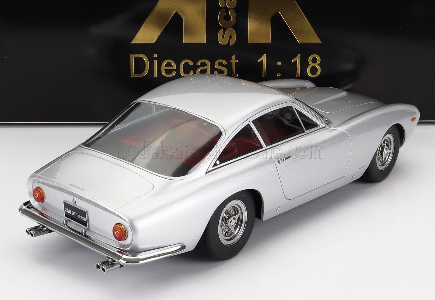 Modèle réduit en métal argenté Ferrari 250 GT Lusso à l'échelle 1:18, présenté sur la plateforme Vroomi.