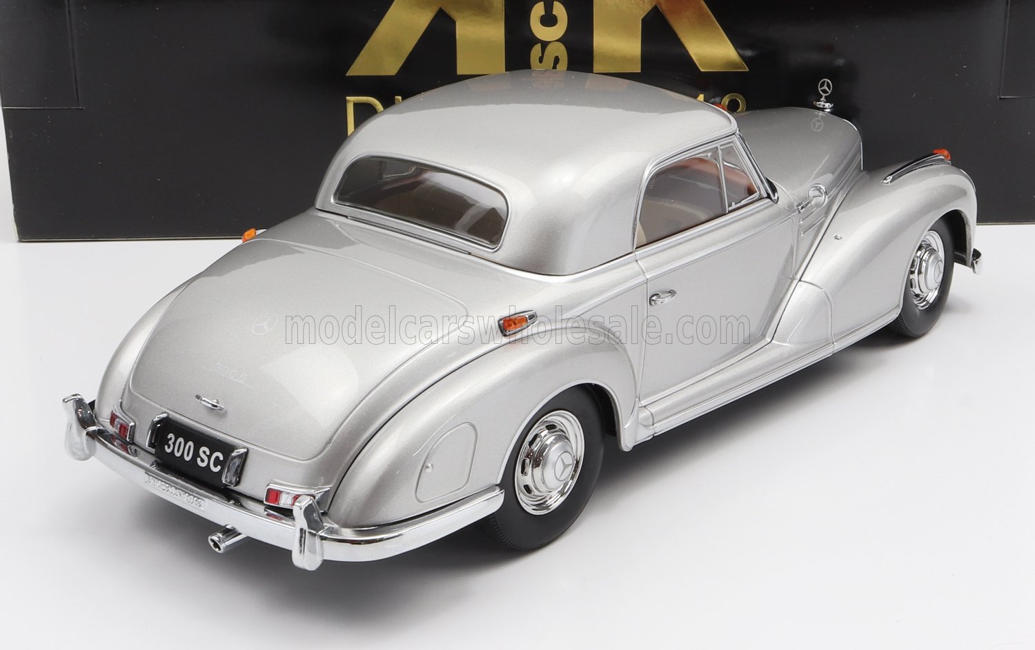 Modèle réduit de voiture Mercedes-Benz 300SC argentée à l'échelle 1/18, disponible chez Vroomi