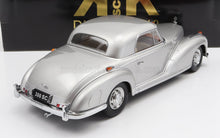 Modèle réduit de voiture Mercedes-Benz 300SC argentée à l'échelle 1/18, disponible chez Vroomi