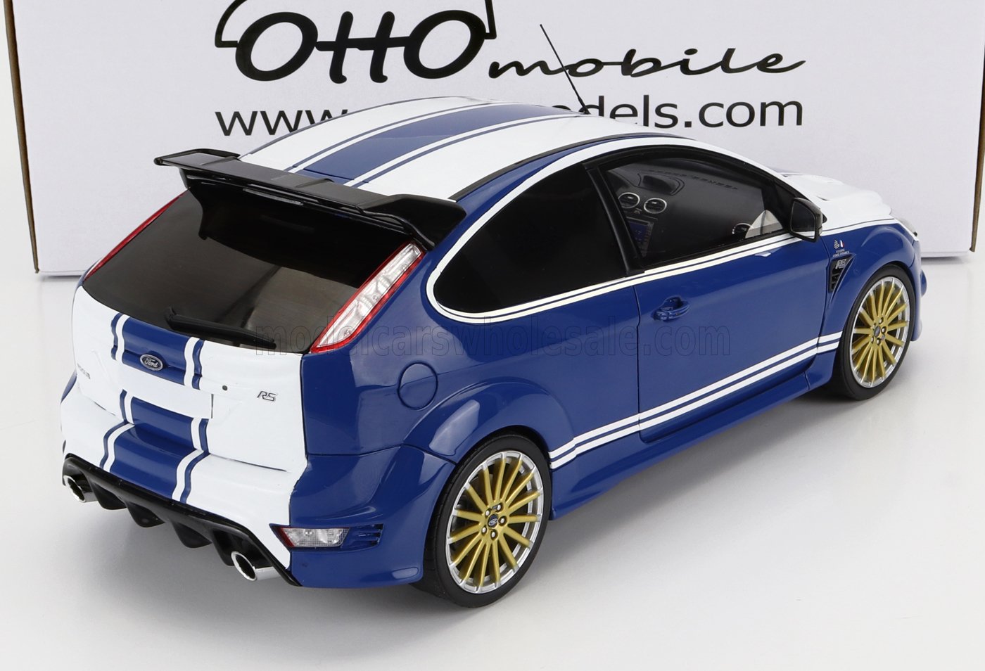 Modèle réduit de Ford Focus RS bleu et blanc avec jantes dorées, design détaillé, disponible sur Vroomi