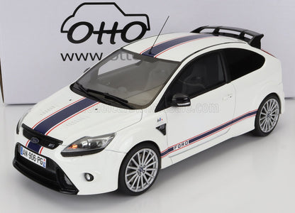 Modèle réduit de Ford Focus RS blanche avec bandes bleues et détails sportifs disponible sur Vroomi