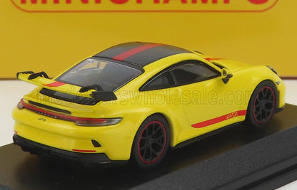Modèle réduit Porsche 911 GT3 jaune avec bande rouge et spoiler sur socle d'exposition, désormais disponible sur Vroomi.