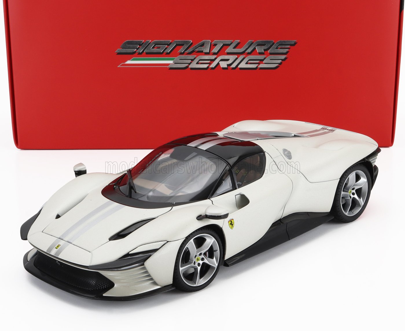 Modèle réduit Ferrari SF90 Stradale blanc avec bandes argentées sur fond noir, coffret Signature Series, disponible sur Vroomi