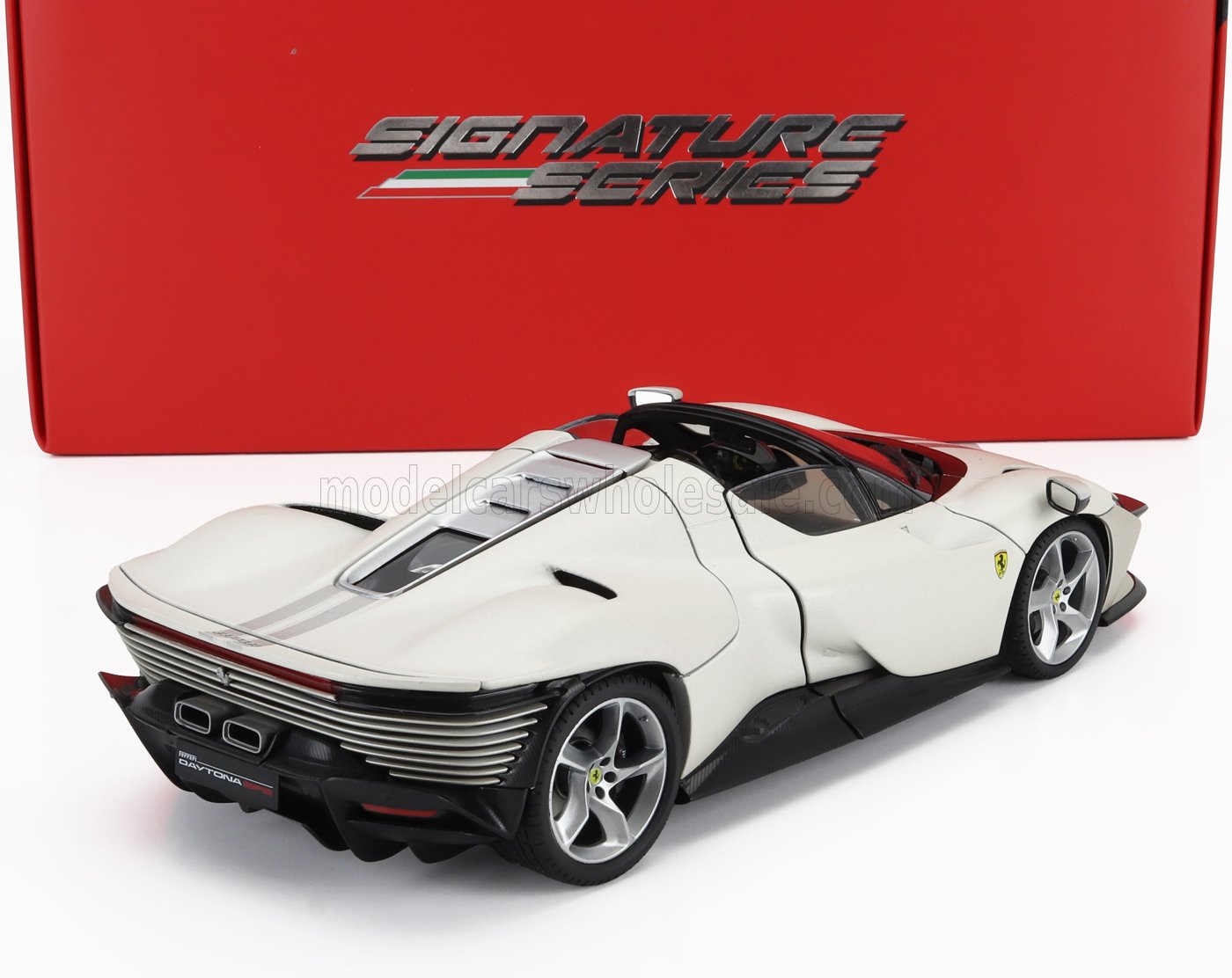 Modèle réduit Ferrari Daytona blanc présenté dans un coffret rouge Signature Series, disponible sur la plateforme Vroomi.