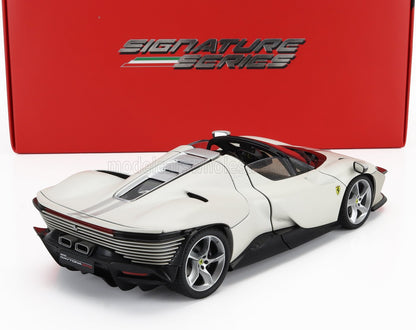 Modèle réduit Ferrari Daytona blanc présenté dans un coffret rouge Signature Series, disponible sur la plateforme Vroomi.