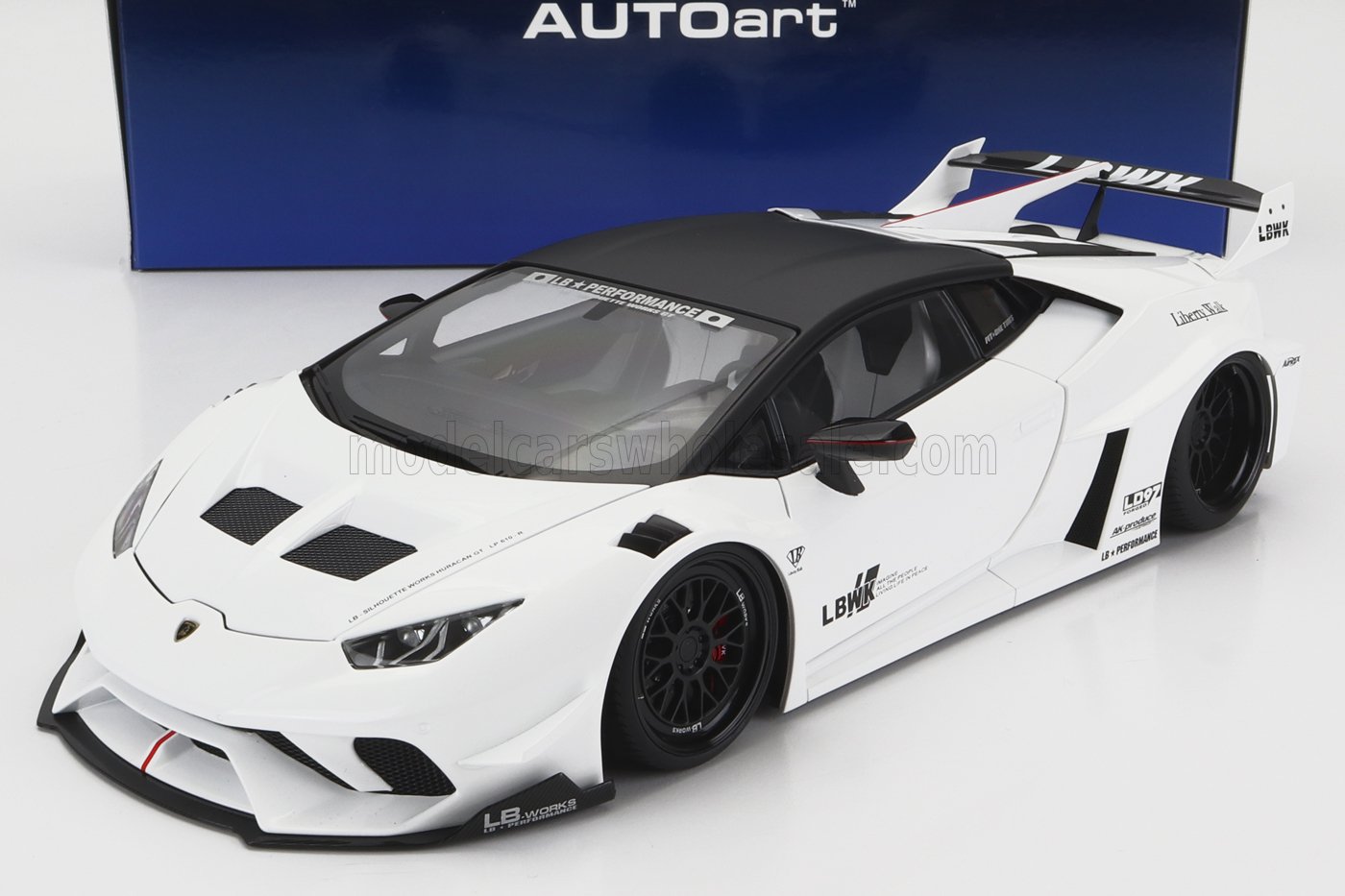 Modèle réduit Lamborghini Huracan LB Performance blanc avec toit noir et kit carrosserie large, présenté sur Vroomi.