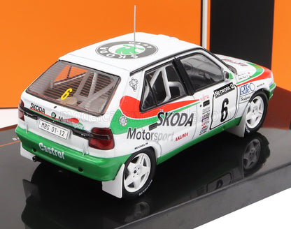 Modèle réduit détaillé de la voiture de rallye Skoda Motorsport portant le numéro 6, livrée verte et blanche, proposé par Vroomi.