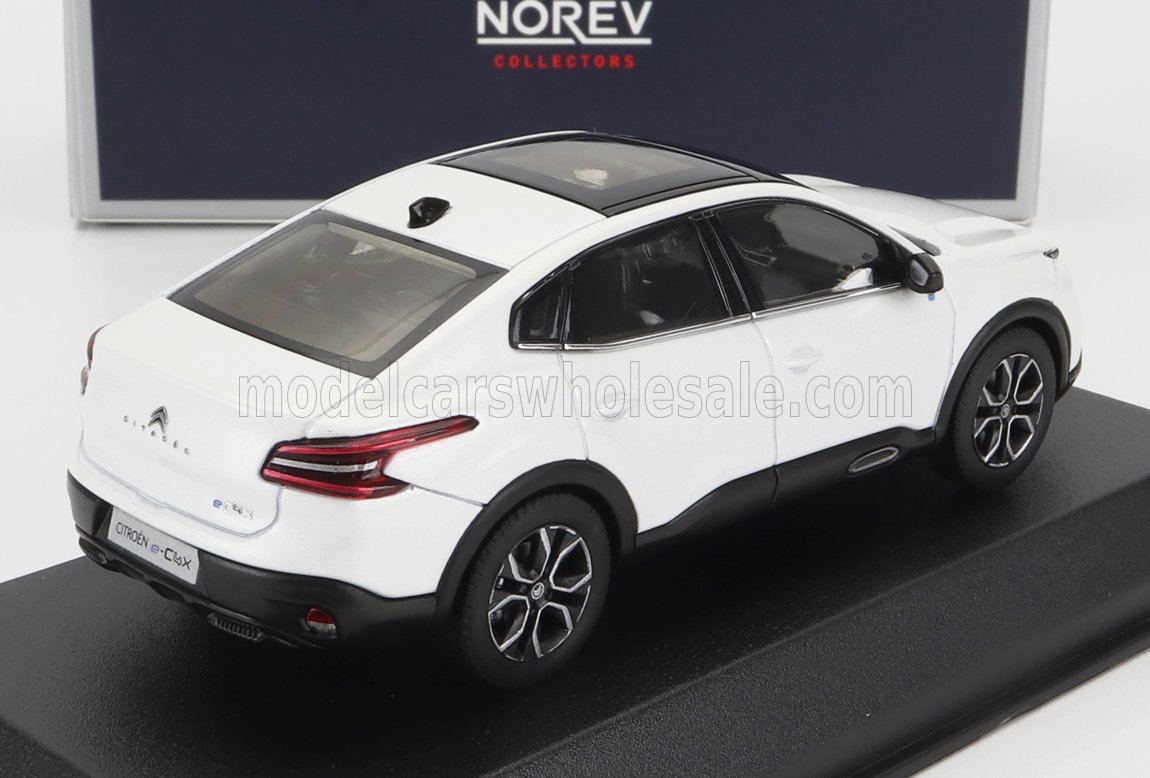 Modèle réduit Citroën e-C4 X blanc par Norev sur socle noir, disponible via Vroomi