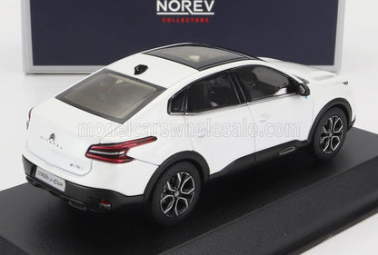 Modèle réduit Citroën e-C4 X blanc par Norev sur socle noir, disponible via Vroomi