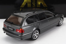 touring BMW 540i touring gris foncé avec jantes argentées, disponible sur la plateforme Vroomi.