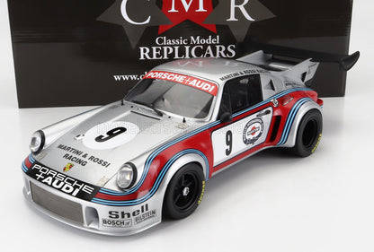 Maquette réduite de la Porsche 911 Martini & Rossi Racing avec livrée Martini, disponible sur Vroomi