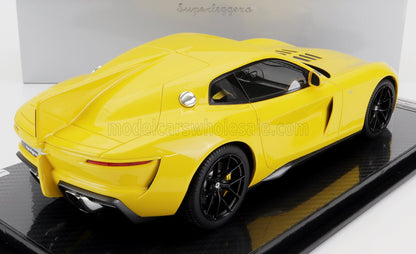 Modèle réduit de voiture de sport Superleggera jaune avec jantes noires, présenté sur un socle en fibre de carbone, disponible sur Vroomi.