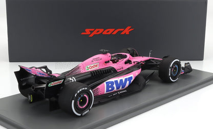 Modèle réduit de voiture de Formule 1 BWT rose et noir sur socle avec logo Spark, également disponible chez Vroomi.