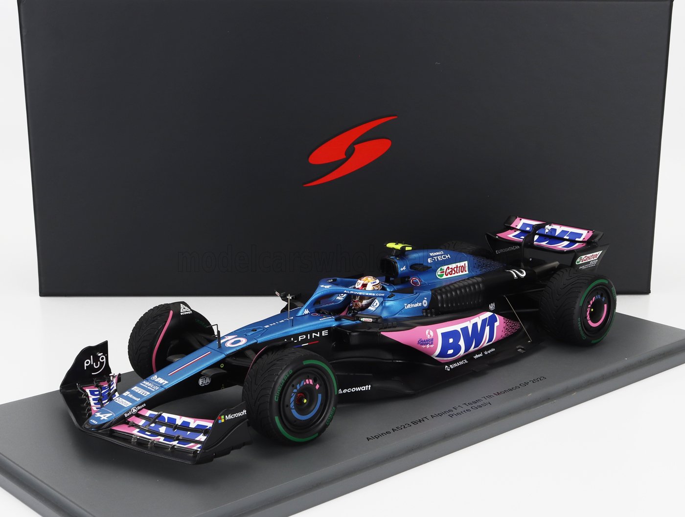 Modèle réduit détaillé de la voiture Alpine F1 en bleu et rose avec le logo BWT, présenté en exclusivité chez Vroomi.