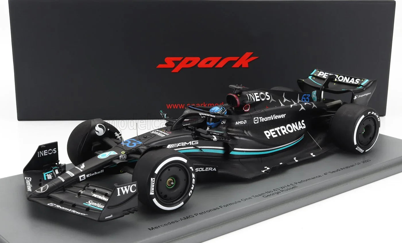 Modèle réduit Mercedes-AMG Petronas F1 avec livrée noire, numéro 63, George Russell, présenté avec boîte Spark, disponible sur Vroomi