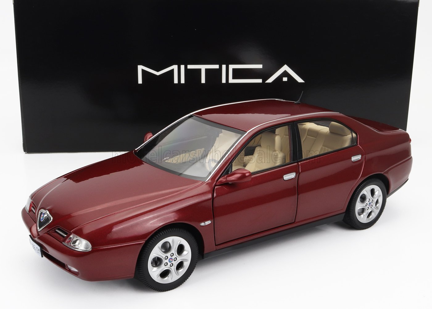 Modèle réduit Alfa Romeo 164 marron avec intérieur beige, présenté dans un coffret noir MITICA, disponible sur Vroomi.
