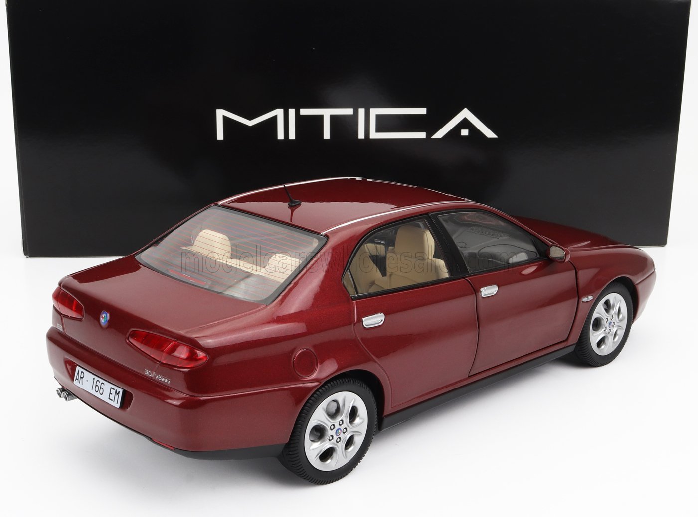 Modèle réduit Alfa Romeo 3.0 V6 24v rouge avec intérieur beige présenté dans son coffret MITICA, disponible sur Vroomi.