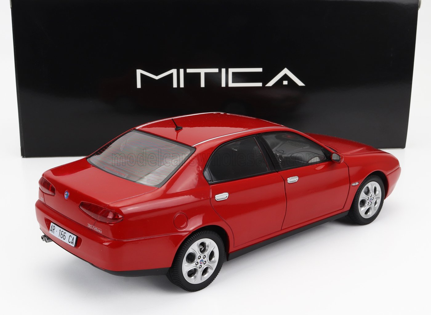 Modèle réduit Alfa Romeo 166 V6 24V rouge avec boîte Mitica, désormais disponible sur la plateforme Vroomi.