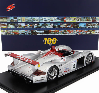 Modèle réduit de la voiture de course Audi Le Mans exposé sur fond du 100e anniversaire du Mans, disponible sur Vroomi.